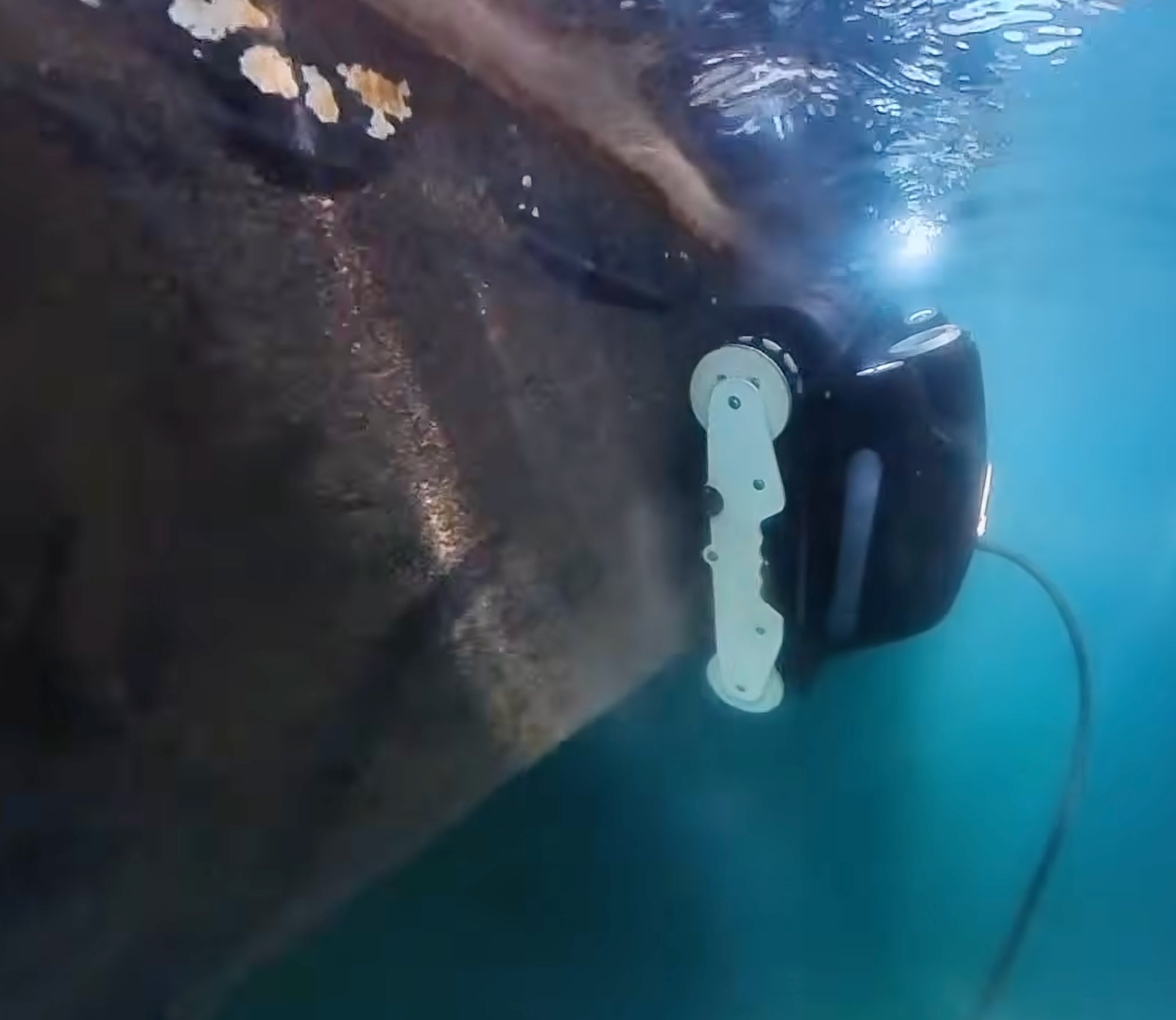 ROV working on fouled hull